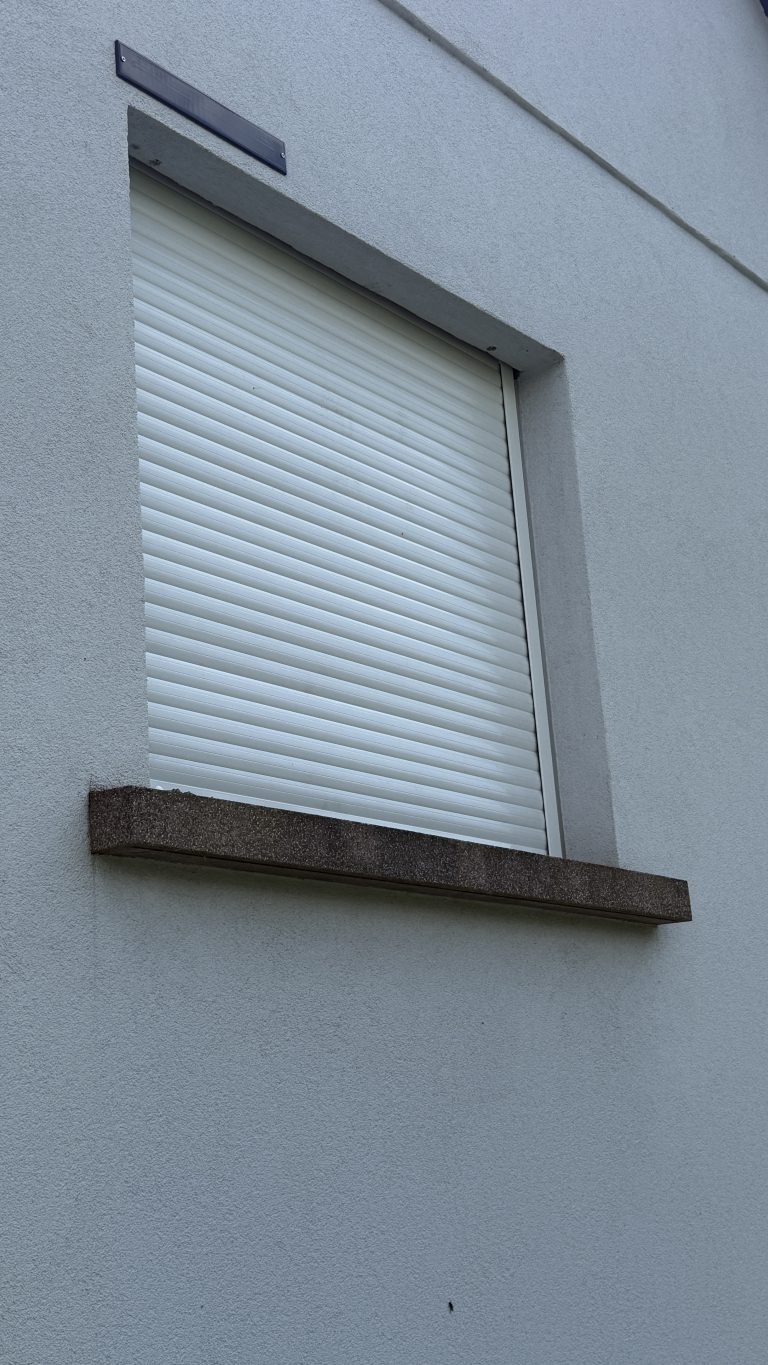 Installation d’un volet roulant solaire Somfy Rs 100 à Hilsenheim proche de Muttersholz