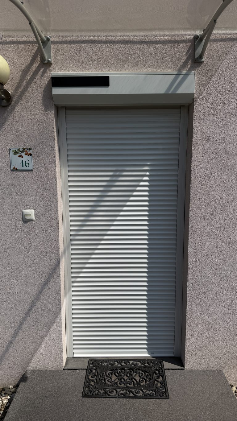 Installation d’un volet monobloc solaire Somfy Rs100 à Scherwiller proche de Villé