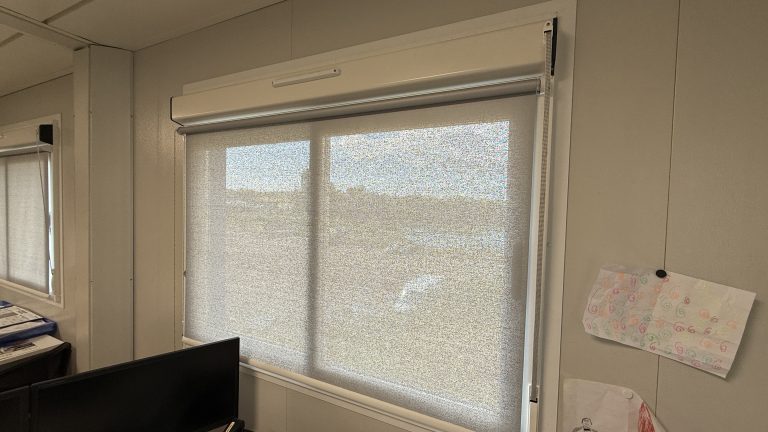Installation de stores screen verticaux intérieure à Sélestat proche de Benfeld