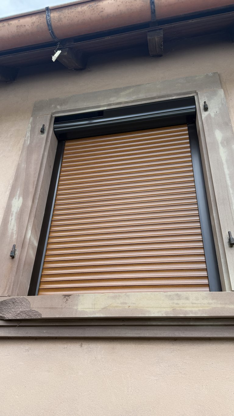 Installation d’un volet roulant solaire avec moteur somfy RS 100 à Blienschwiller proche de Epfig