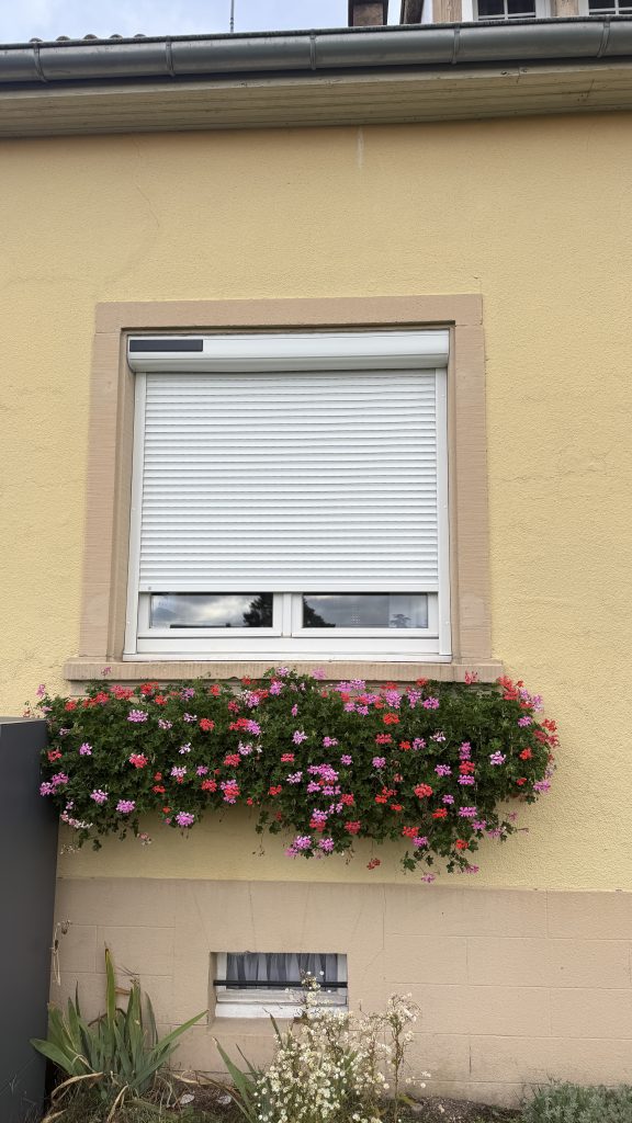 Installation d’un volet solaire rénobloc moteur RS 100 Somfy à Dambach la ville proche de Andlau