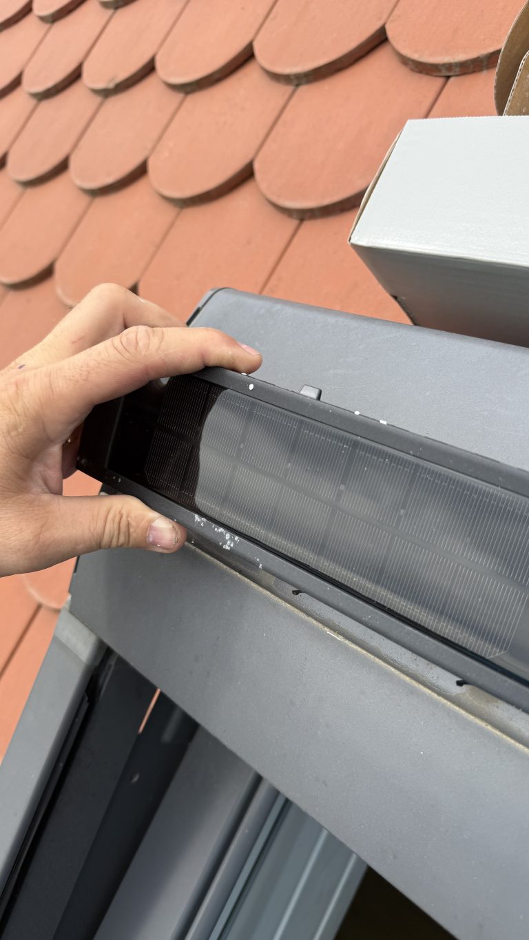 Réparation Moteur vélux solaire remplacement du kit batterie moteur cellule